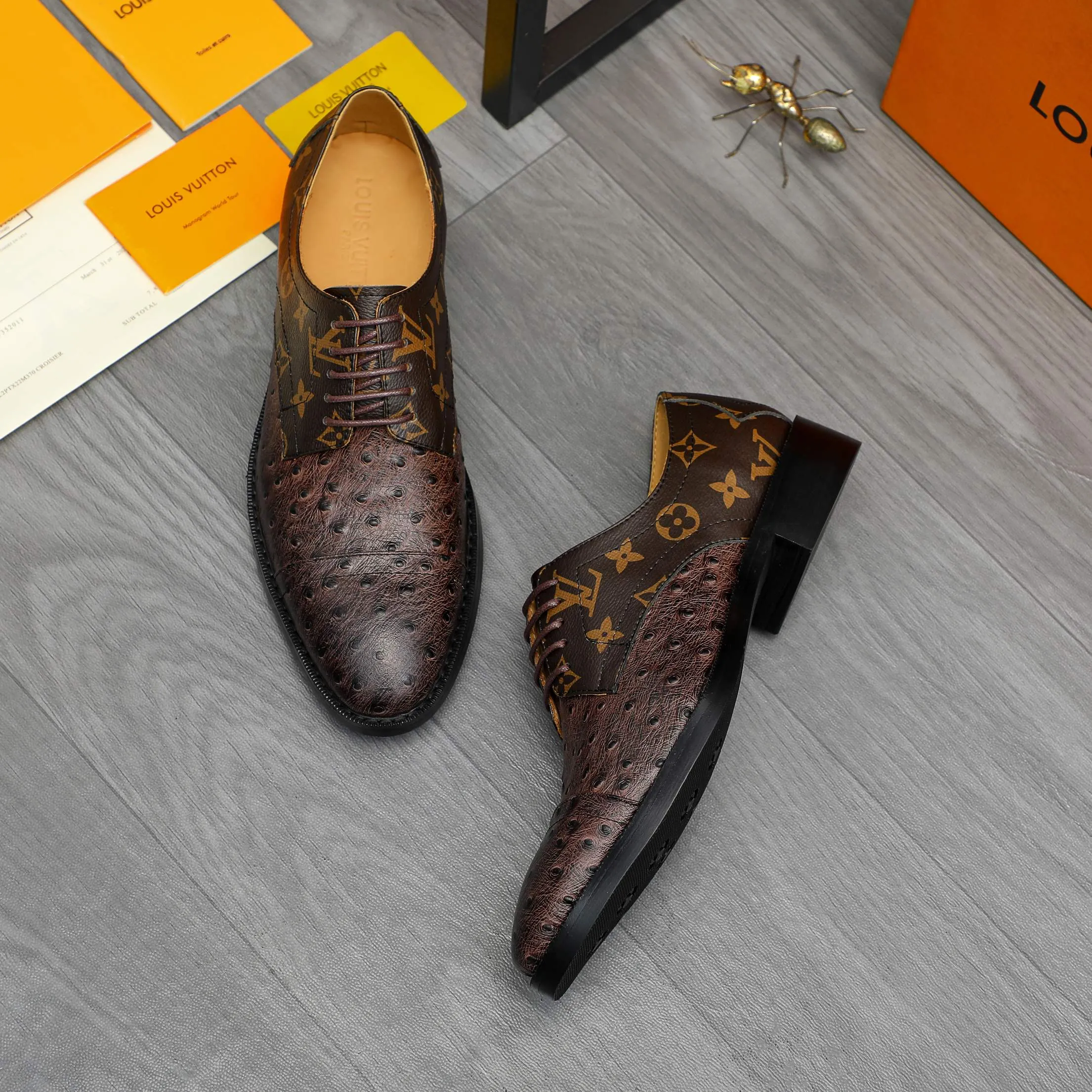 Men's shoes 💰500 Product trademark: LV "Louis Vuitton" business formal leather shoes Regular size: 39-45 (.45 customization is non-refundable) Product materials: Selected ostrich pattern cowhide stitching upper, cowhide lining, original rubber outsole